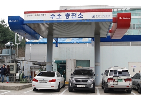  대전 장동 한국에너지기술연구원의 천연가스 수증기 개질형 수소 충전소.
