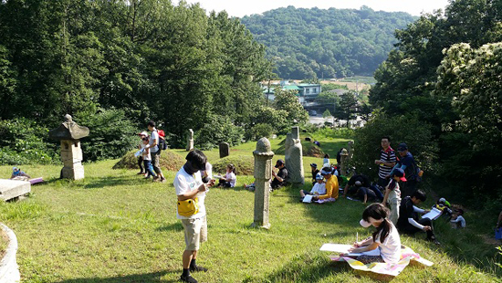 학교 가까운 곳에 있는 경숙옹주 묘를 찾아서 조선시대 장묘문화에 대하여 학습을 하면서 우리 역사와 문화에 대하여 학습을 하였다.