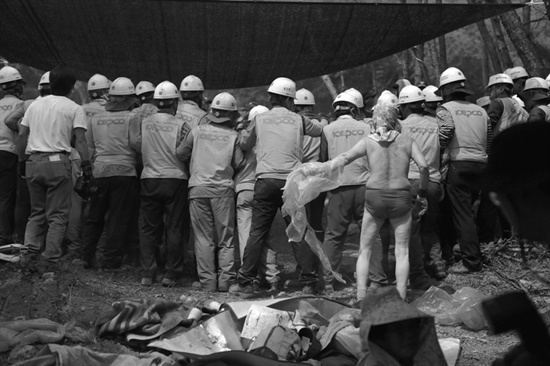 2013년 5월 22일, 부북면 127번 현장에서 한전 직원들에 맞서 온몸으로 저항하고 있는 밀양 주민의 모습