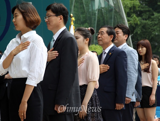 국민의례하는 박원순 시장 박원순 서울시장이 1일 오전 서울 중구 서울시청 앞에서 열린 '제36대 서울시장 취임식'에서 시민대표와 함께 국민의례를 하고 있다. 