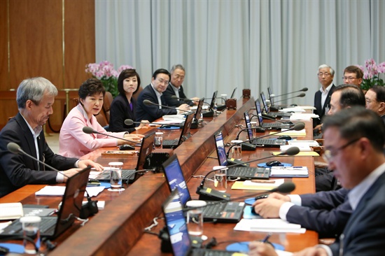 지난 6월 30일 오전 박근혜 대통령이 청와대에서 열린 대통령주재 수석비서관회의에서 발언하고 있다.