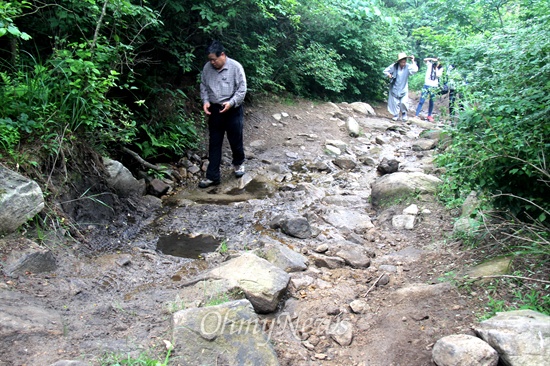  천성산.정족산에는 곳곳에 임도가 개설되어 있었는데, 심하게 파여 있어 보통 차량으로는 통행할 수 없을 정도였다. 임도는 비가 많이 오면 물길 역할을 하면서 더 심하게 파이기도 한다.