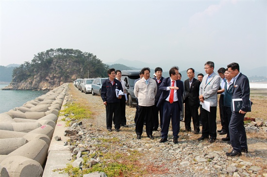 홍준표 경남지사가 1일 진해 글로벌 테마파크 개발현장을 방문했다.