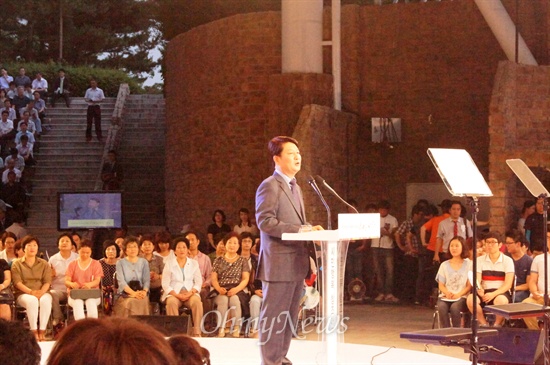 권영진 대구시장이 1일 오후 코오롱야외음악당에서 열린 취임식에서 취임사를 하고 있다.