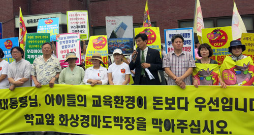 한국마사회의 서울 용산구 화상경마장 입점을 반대하는 서울성심여자중고교 학부와 지역주민들은 2일 오후 청와대 앞에서 반대 기자회견을 열었다. 