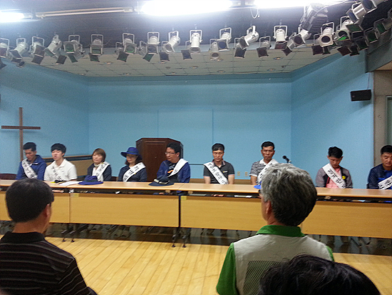 세월호가족대책위원들이 청중의 질문에 답하고 있는 모습 