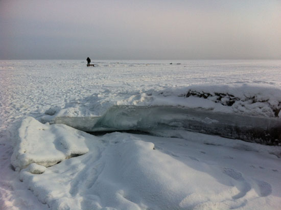 추운 날씨에 얼음호수 가 된 바이칼 호수. 두께를 가늠하기 힘들 정도로 얼어버린 모습이 경이로웠다.