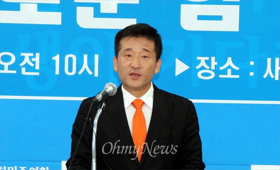 최명길 더불어민주당 의원이 3월 29일 탈당을 선언했다. 지난 2014년 7월 대전 대덕구 보궐선거 출마를 선언한, 당시 새정치민주연합 최명길 전 MBC부국장의 모습.