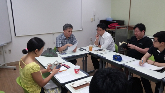김기협 저자와 참가자들이 대화를 나누고 있다.