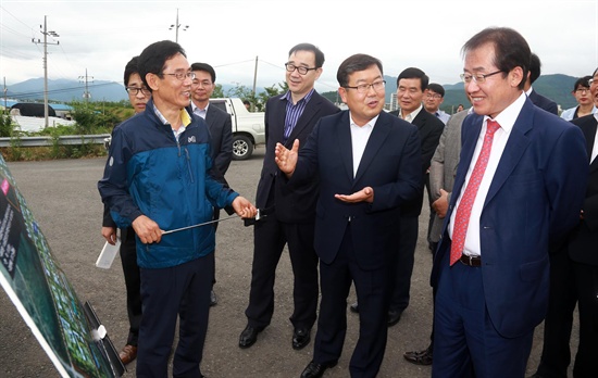 3일 홍준표 경남지사는 밀양 나노융합 국가지원산단 예정지를 방문했다.