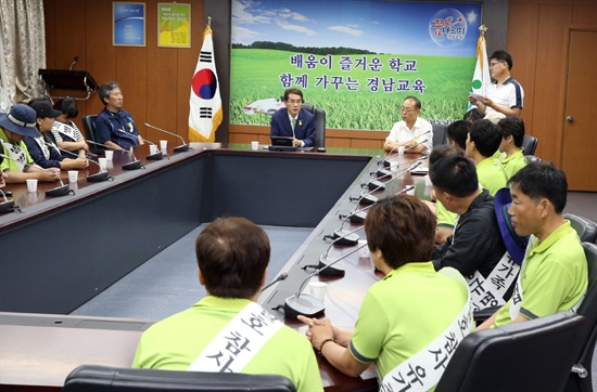  박종훈 경남도교육감이 3일 오후 경남도교육청에서 세월호 참사 가족대책위와 만나 이야기를 나누고 있다.