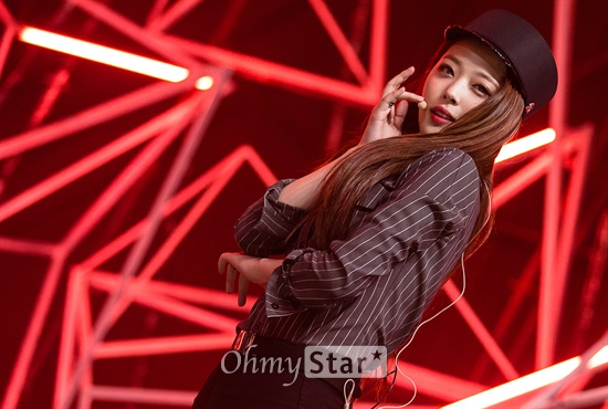 f(x) 설리, 더 예뻐졌네 걸그룹 f(x)의 설리가 3일 오후 서울 상암동 CJ E&M센터에서 열린 Mnet <엠카운트다운>에서 'Red Light'을 열창하며 화려한 무대를 선보이고 있다.