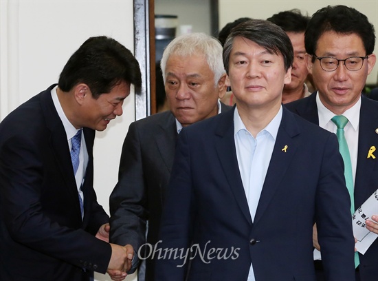  7.30 재보궐선거 서울 동작을 지역구에 새정치민주연합 후보 공천을 신청한 허동준 지역위원장이 2일 최고위원회의에 참석하는 안철수-김한길 공동대표에게 인사하고 있다. 허 위원장은 3일 당의 전략공천에 강력 반발하며 당 대표실에서 농성을 벌이고 있다.