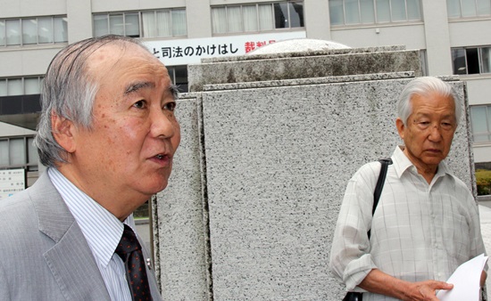 지난 달 30일 오전, 가토 오사무 변호사(왼쪽)가 원고 측 인 구마모토현 주민들에게 항소심 재판의 쟁점과 계획을 설명하고 있다. 