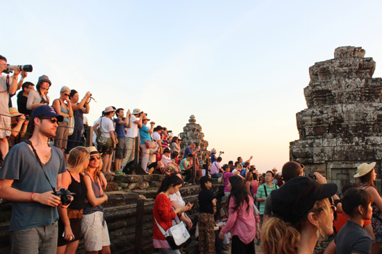 안젤리나 졸리가 출연한 툼레이더 촬영장소에서 일몰을 감상하기 위해 모여든 외국인관광객들. 작년 한해동안 캄보디아를 찾은 외국인 관광객수는 약 480만명에 이른다고 캄보디아 관광부가 밝혔다. 