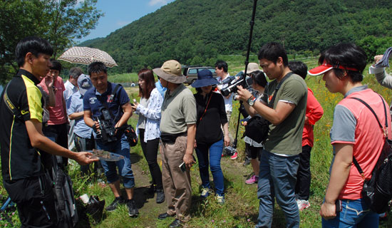 환경재단과 대전환경운동연합 및 시민들이 참석한 가운데 이경호 국장이 채취한 큰빗이끼벌레를 보이고 있다. 
