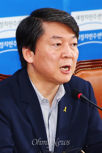 안철수 새정치민주연합 의원. 사진은 지난 7월 4일 새정치연합 최고위원회의 참석 당시 모습.