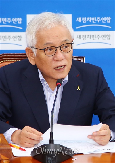 김한길 새정치민주연합 공동대표가 4일 오전 국회에서 열린 최고위원회의에서 발언을 하고 있다.