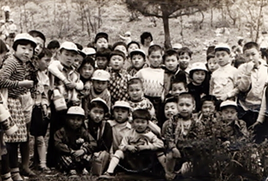 4학년 소풍사진(뒷줄 오른쪽에서 두 번째 학생이 조계현) 
