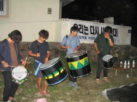하자작업장학교에서 브라질 음악을 즐긴다는 청년들의 신나는 공연