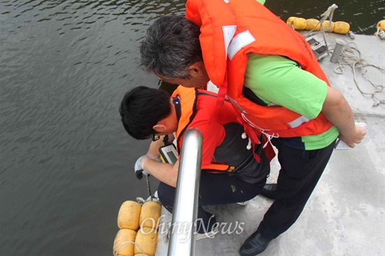 사진은 박창근 관동대 교수가 함안보 직상류에서 보트를 타고 들어가 물의 흐름을 측정하는 모습.