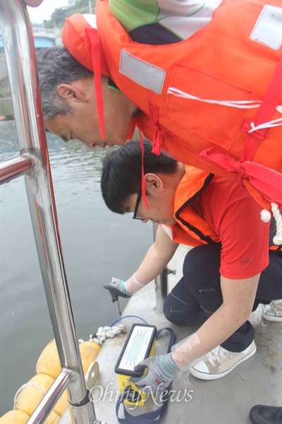 사진은 박창근 관동대 교수가 함안보 직상류에서 보트를 타고 들어가 물의 흐름을 측정하는 모습.
