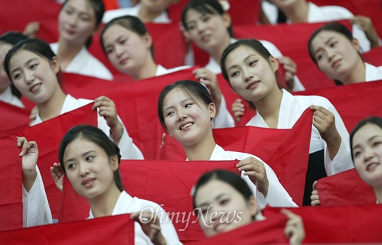 지난 2005년 8월 31일 인천 문학경기장에서 열린 '제16회 아시아육상선수권대회' 개막식에서 북한응원단이 응원전을 펼치고 있다.