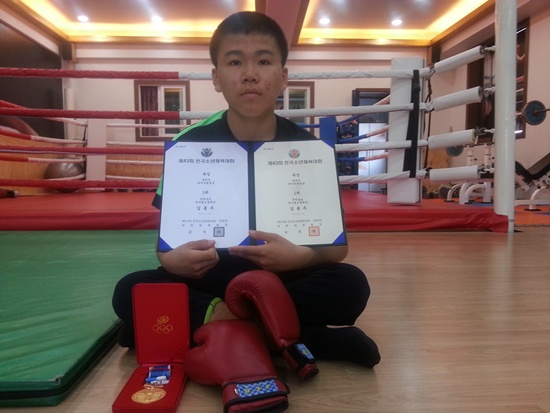 여드름투성이 여수 종고중학교 3학년 김종우 학생이 복싱 금메달을 땄습니다. 
