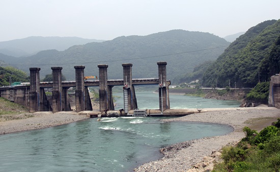 댐 기둥 3개가 철거된 아라세댐. 일본 최초의 댐 철거 현장으로 2017년 완전 철거 예정이다.  