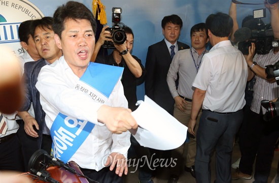 기동민 전 서울시 정무부시장(오른쪽)이 7월 8일 오전 국회 정론관에서 '전략공천 수락' 입장을 표명하자, 허동준 전 지역위원장이 난입해 강력 항의하고 있다.