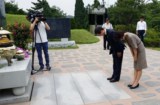 광주 광산을 '무소속 출마' 결심을 굳힌 것으로 알려진 천정배 전 장관은 8일 오후 부인 서의숙씨와 함께 김대중 전 대통령의 묘지를 참배했다. 그는 참배 후 자신의 트위터에 "대통령님의 뜻을 이어받아 구당과 구국의 길을 꼭 열겠다"라고 다짐했다. 