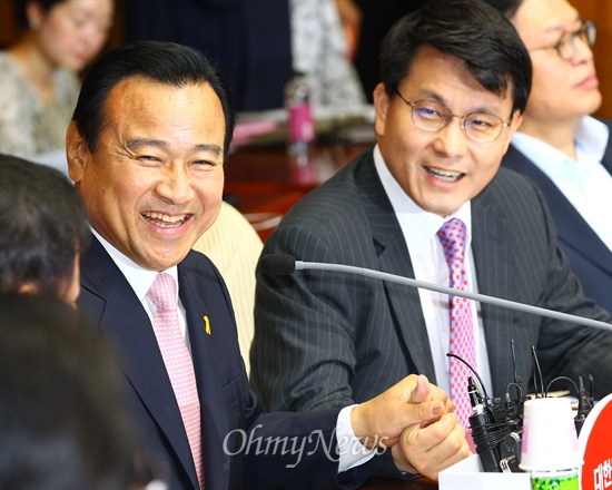 새누리당 이완구 원내대표와 윤상현 사무총장이 8일 오전 국회에서 열린 원내대책회의에서 함께 손을 잡고 웃고 있다.