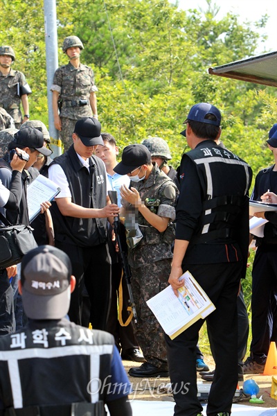 GOP총기난사 사건 임병장 현장검증 강원도 고성군 22사단 GOP 총기난사 후 도주해 구속된 임 병장이 7월 8일 오후 현장검증을 하고 있다.