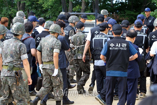 강원도 고성군 22사단 GOP 총기난사 후 도주해 구속된 임 병장이 지난 8일 오후 현장검증을 하고 있는 모습.