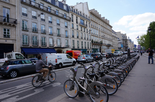 꽉 막힌 자동차들 옆으로 유유히 지나가는 자전거를 탄 남자는 파리의 낭만과 여유를 제대로 즐기고 있는 모습이었다.