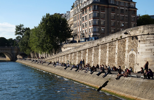 센 강을 가로지르는 유람선을 타고 파리를 여행하다보면 강가에서 오후를 즐기는 사람들을 쉽게 만날 수 있다.