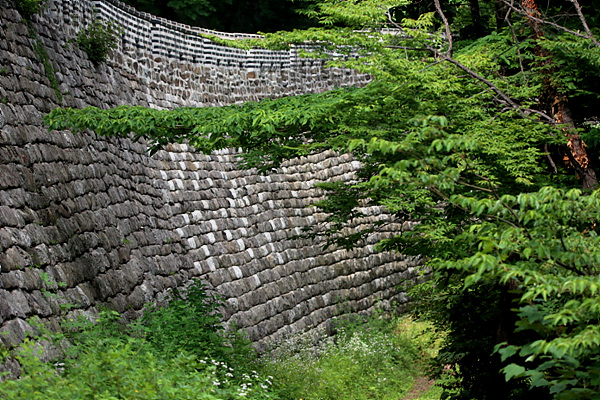남한산성 남문쪽의 성벽, 보수공사로 성벽이 말끔하게 정리되었으나 성벽에 사용한 석조나 현대식 보수공사방식으로 옛 모습이 손상된듯하다.