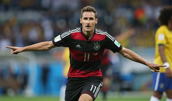  독일의 미로슬라프 클로제가 8일(현지시간) 브라질 벨루오리존치에서 열린 월드컵 4강 브라질과의 경기에서 팀의 두 번째 골을 넣고 기뻐하고 있다. 클로제는 개인 통산 16번째 골을 성공시키며 역대 최다 득점자에 이름을 올렸다. 
