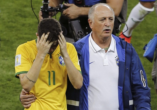  9일(한국 시각) 오전 브라질 월드컵 4강전에서 독일에 7-1로 완패한 브라질의 축구대표팀 스콜라리 감독이 실망해 머리를 감싸고 있는 오스카를 위로하고 있다. 