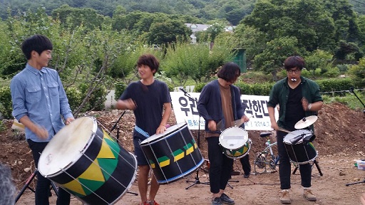 서울에 있는 대안학교인 하자학교 학생들이 이곳 밀양의 동화전 마을 사랑방 새소식 한마당 행사에서 공연을 하면서 주민들을 위문하고 있다.