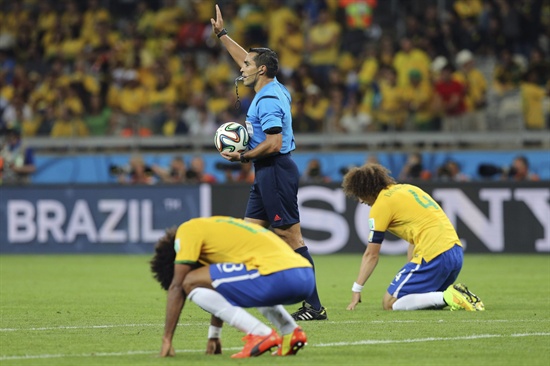  9일(한국시각) 오전 열린 독일과 브라질의 4강전이 끝났음을 알리는 휘슬이 울리자 7-1로 대패한 브라질 선수 다비드 루이즈(오른쪽)와 단테가 경기장에 무릎을 꿇고 있다. 