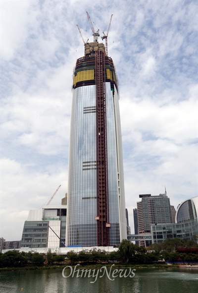 서울 송파구 석촌호수 부근에 제2롯데월드(123층 규모의 롯데월드타워와 롯데월드몰) 건설공사가 한창이다.