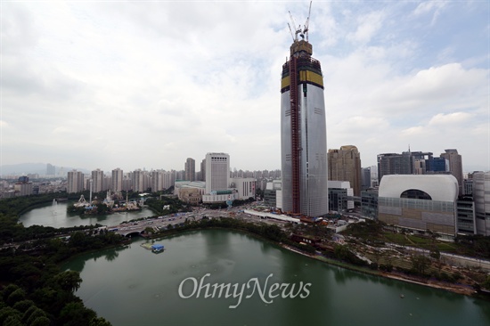 9일 오후 서울 송파구 석촌호수 부근에 제2롯데월드(123층 규모의 롯데월드타워와 롯데월드몰) 건설공사가 한창이다.