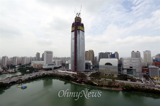 지난 7월 9일 오후 서울 송파구 석촌호수 부근에 제2롯데월드(123층 규모의 롯데월드타워와 롯데월드몰) 건설공사가 한창이다.