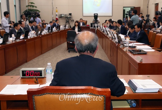 김명수 사회부총리 겸 교육부장관 후보자가 9일 국회 인사청문회에서 의원들의 질의에 답변하고 있다.