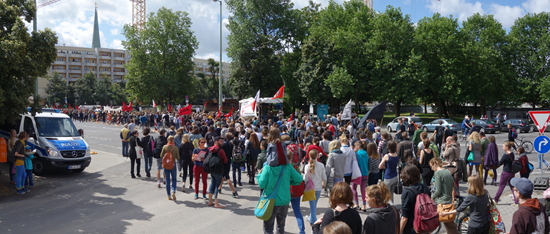 지난 1일, 베를린 오라니엔 광장에서 열린 거리 시위의 모습.