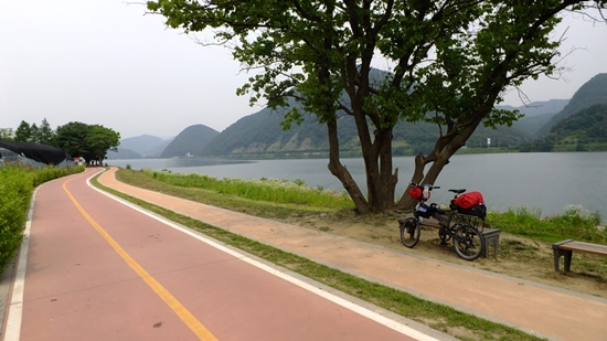 나무 그늘의 고마움을 일깨워주는 여름날 북한강변 자전거 여행. 