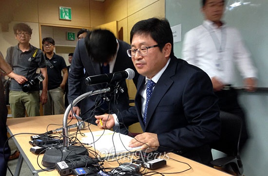 이준우 팬택 대표이사가 지난해 7월 10일 상암동 팬택사옥에서 기자회견을 열고 법정관리를 막으려고 이동통신사 채권의 출자 전환을 호소하고 있다.
