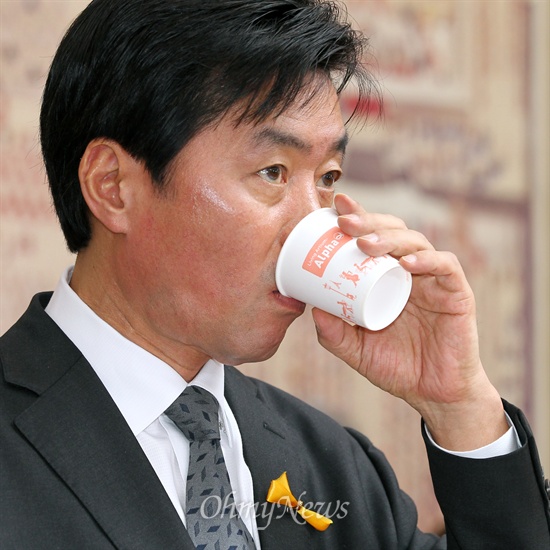 정성근 문화체육관광부장관 후보자가 10일 국회 인사청문회에서 음주운전 논란에 대해 해명한 뒤 물을 마시고 있다.