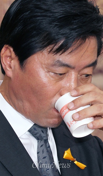 정성근 문화체육관광부장관 후보자가 10일 국회 인사청문회에서 음주운전 논란에 대해 해명한 뒤 물을 마시고 있다.